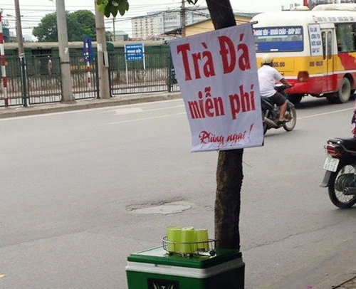 Thu[-]bình[-]trà[-]đá[-]miễn[-]phí[-]trên[-]vỉa[-]hè:[-]Về[-]lý[-]không[-]sai[-]nhưng[-]về[-]tình,[-]thấy[-]buồn[-]buồn...